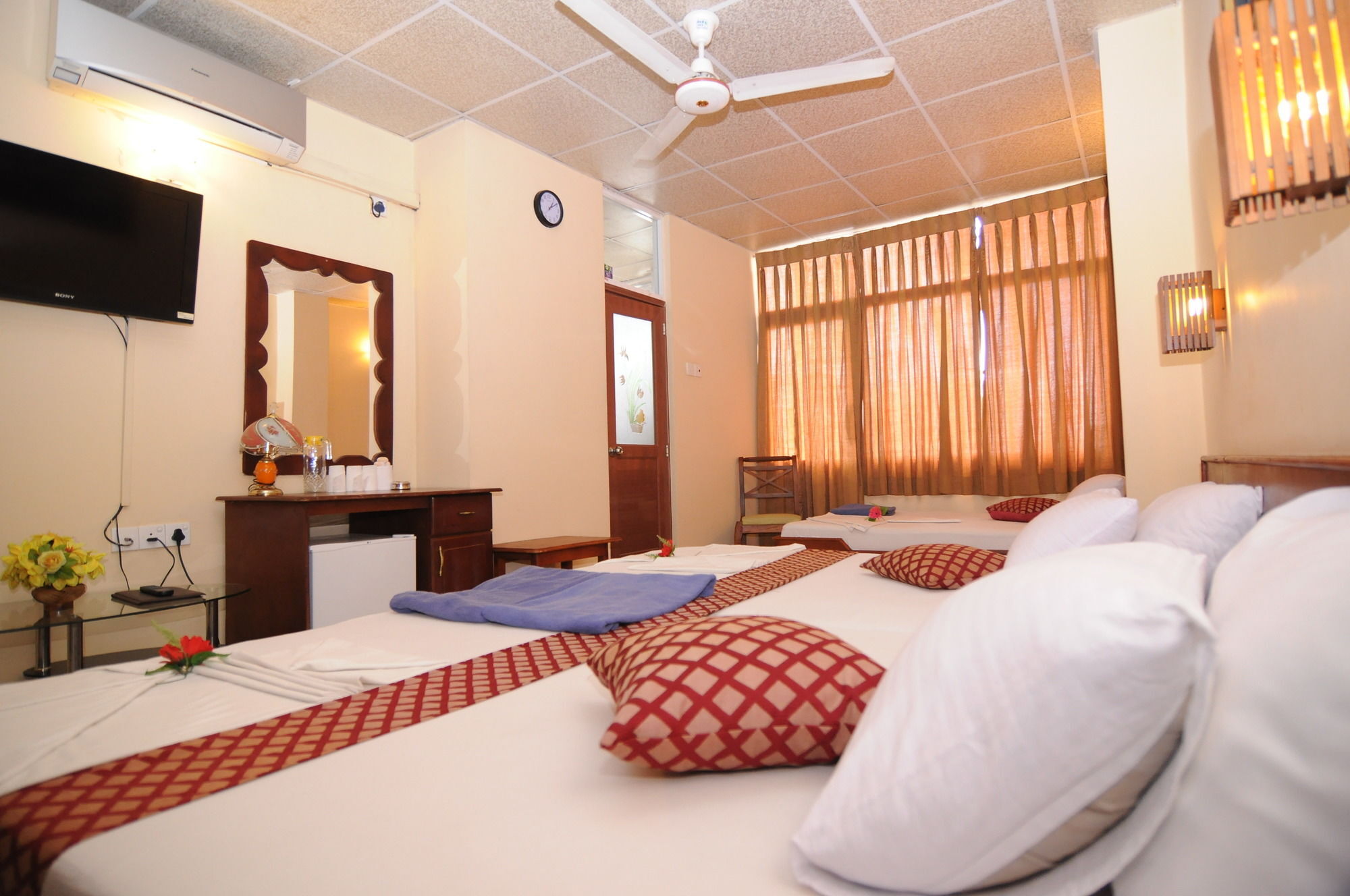 Brighten Hotel Colombo Luaran gambar